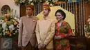 Presiden Jokowi (kiri) didampingi Ibu Iriana Joko Widodo (kanan) dan putra sulungnya Gibran Rakabuming Raka berpose di rumahnya di Jalan Kutai Utara RT.08/RW.07 Sumber, Solo, Jateng, menjelang pernikahan Gibran, Rabu (10/6). (Liputan6.com/Faizal Fanani)