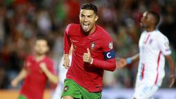 Cristiano Ronaldo. Striker Manchester United ini telah menjabat kapten Timnas Portugal sejak 2010. Selecao dibawanya menjadi juara Euro 2016 dan juara UEFA Nations League 2018/2019. Total telah mengoleksi 182 caps dengan mencetak 115 gol sejak debutnya pada 20 Agustus 2003. (AP/Joao Matos)