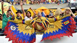 Gaya suporter Kolombia saat melawan Cile pada laga semifinal Copa America Centenario 2016 di Stadion Soldier Field, Chicago, AS, Kamis (23/6/2016) pagi WIB. (AFP/Nicholas Kamm)