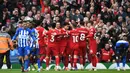 Para pemain Liverpool melakukan selebrasi setelah Mohamed Salah mencetak gol kedua selama pertandingan sepak bola Liga Premier Inggris melawan Brighton and Hove di Stadion Anfield, Liverpool, Inggris, Minggu, 31 Maret 2024. (AP Photo/Rui Vieira)