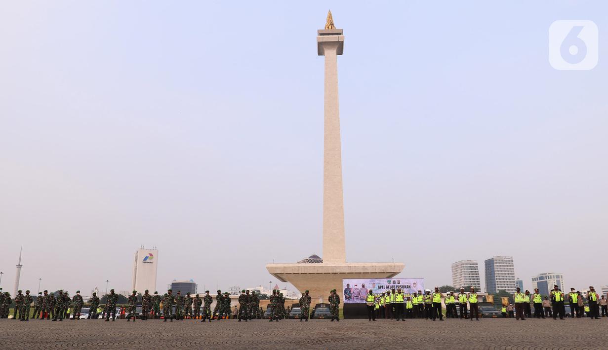 Personil gabungan melakukan apel pasukan pengamanan di Monas, Jakarta, Senin (19/7/2021). Pengamanan tersebut dilakukan untuk menjaga Hari Raya Idul Adha 1442 Hijriah dimasa pandemi Covid-19 saat PPKM Darurat. (Liputan6.com/Angga Yuniar)