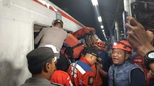 Proses evakuasi korban tabrakan kereta di Bekasi