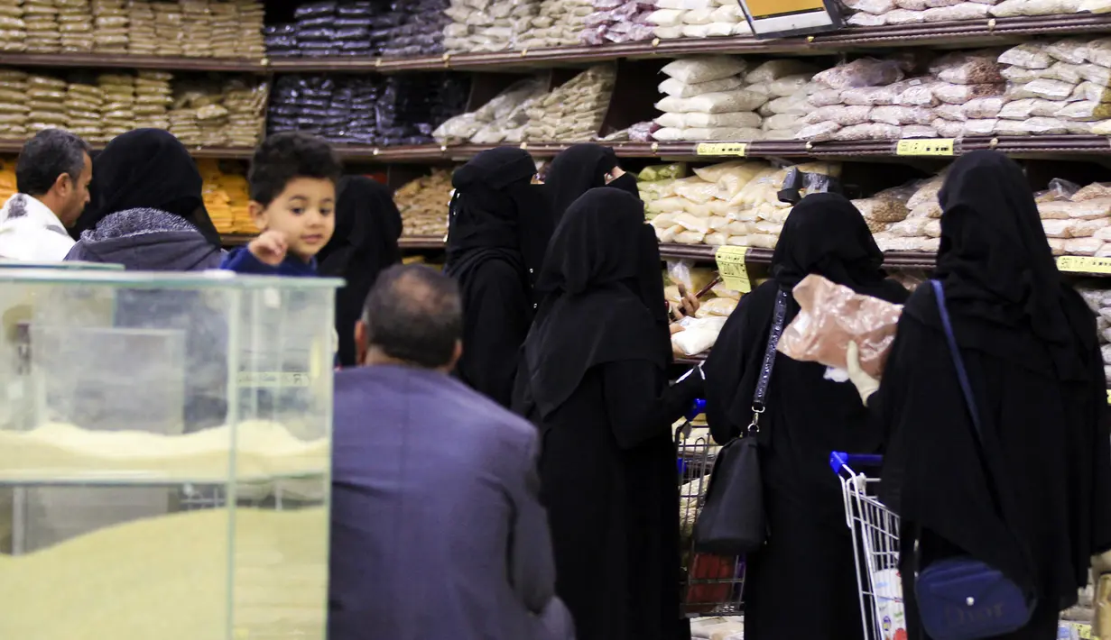 Warga berbelanja jelang bulan suci Ramadhan di supermarket di Ibu Kota Sanaa, Yaman, 30 Maret 2022. (MOHAMMED HUWAIS/AFP)