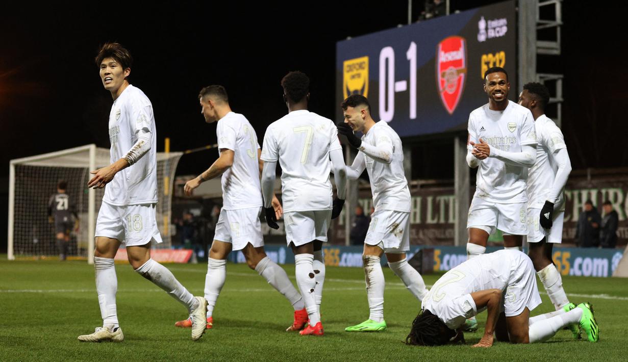 Kali kedua Arsenal mengenakan jersey serba putih dilakukan pada putaran ketiga Piala FA 2022/2023 saat The Gunners menghadapi tuan rumah Oxford United (9/1/2023) yang berkesudahan 3-0 untuk kemenangan Arsenal. (AFP/Adrian Dennis)