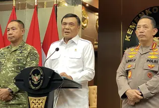 Menteri Koordinator Bidang Politik dan Keamanan, Djamari Chaniago bersama Kapolri Jenderal Listyo Sigit Prabowo dan Panglima TNI Jenderal TNI Agus Subiyanto di kantor Kemenko Polkam, Jakarta. (Foto: Liputan6.com/Nadia Anatasya).