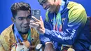Atlet asal Bumiayu, Brebes, Jawa Tengah, Sobhari (kiri) melakukan panggilan vidio seusai dikukuhkan menjadi juara pada cabang olahraga para renang nomor 200 meter gaya bebas putra S6 Pekan Paralimpiade Nasional (PEPARNAS) XVII Solo 2024, Jawa Tengah, di kolam renang Intanpari, Karanganyar, Selasa (8/10/2024). Sobhari menyumbang medali emas bagi kontingen Jawa Tengah setelah menjadi yang tercepat dengan catatan waktu 3:36.61 menit. (PB PEPARNAS XVII/Wawan H Prabowo)
