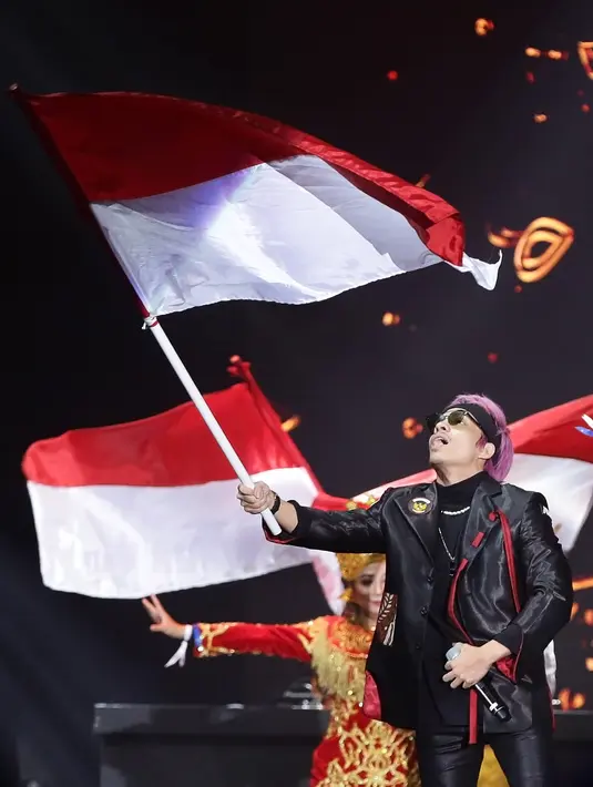 Atta Halilintar Kibarkan Bendera Merah Putih di Panggung YouTube FanFest Indonesia 2019. (Bambang E Ros/Fimela.com)