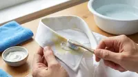 8 Cara Menghilangkan Noda Kuning di Kerah Baju dengan Bahan Sederhana
