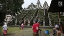 Sejumlah wisatawan mengunjungi Pelataran Agung Pura Lempuyang, Karangasem, Bali, Kamis (7/12). Erupsi Gunung Agung menyebabkan sejumlah destinasi wisata di kawasan Bali Timur mengalami penurunan jumlah wisatawan. (Liputan6.com/Immanuel Antonius)