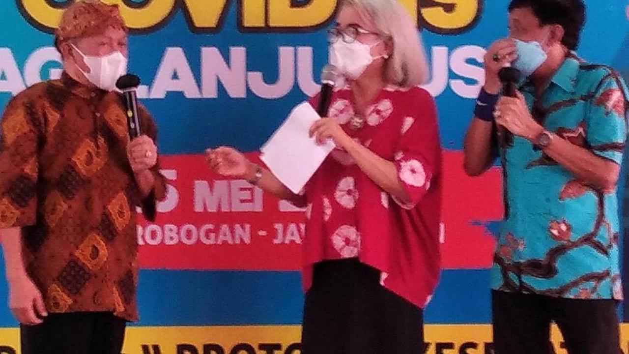 Kirun dan Doyok saat melawak sosialisasikan vaksinasi untuk lansia dimomen Gebyar Vaksinasi Lansia (GVL) di Grobogan, Jawa Tengah. (Foto: Liputan6.com/Felek Wahyu)