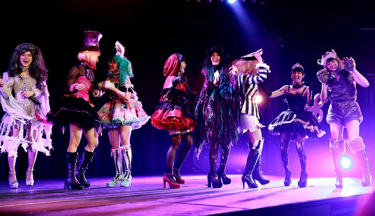 Beberapa dari 16 member yang membawakan single tersebut terdapat, Melody Nurramdhani, Nabilah Ratna Ayu, Haruka Nakagawa, dan member lainnya. (Wimbarsana Kewas/Bintang.com)