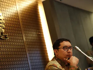 Wakil Ketua DPR Fadli Zon mendengarkan pernyataan pengurus keluarga besar HMI di ruang rapat pimpinan DPR di Komplek Parlemen, Senayan, Jakarta, Jumat (11/11). Pertemuan tersebut membahas penangkapan  sejumlah aktivis HMI. (Liputan6.com/Johan Tallo)