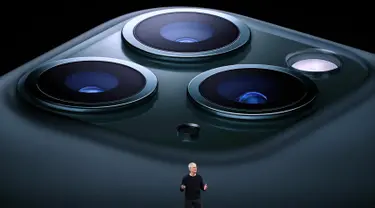 CEO Apple Tim Cook mengumumkan peluncuran iPhone 11 Pro di Steve Jobs Theatre, Cupertino, California, Amerika Serikat, Selasa (10/9/2019). Apple resmi merilis iPhone 11, iPhone 11 Pro, dan iPhone 11 Max Pro. (Justin Sullivan/Getty Images/AFP)