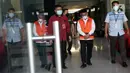 Bupati Hulu Sungai Utara (HSU), Abdul Wahid (tengah) usai menjalani rilis penetapan dan penahanan tersangka di Gedung KPK, Jakarta, Kamis (18/11/2021). Abdul Wahid merupakan tersangka suap dan gratifikasi pengadaan barang dan jasa di Kab Hulu Sungai Utara 2021-2022. (Liputan6.com/Helmi Fithriansyah)