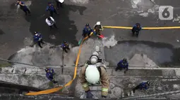 Peserta lomba Jakarta Fire and Rescue Competition 2022 di Pusdiklat Gulkarmat, Ciracas, Jakarta Timur, Senin (21/3/2022). Lomba tersebut diikuti oleh Dinas Penanggulangan Kebakaran dan Penyelamatan (Gulkarmat) sektor DKI Jakarta yang digelar 21 hingga 25 Maret 2022. (Liputan6.com/Herman Zakharia)