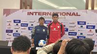 Pelatih SEA Games 2025 Indra Sjafri bersama anak asuhnya Cahya Supriadi saat konferensi pers jelang uji coba Timnas Indonesia U-23 melawan India pada Kamis (9/10/2025) siang WIB. (Liputan6.com/Melinda Indrasari)