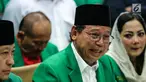 Ketum PPP Djan Faridz menangis saat memberikan penjelasan dalam konferensi pers di DPP PPP, Jakarta, Kamis (20/7). Djan meminta seluruh kader dan simpatisan PPP di seluruh Indonesia untuk bersabar menunggu keputusan hukum. (Liputan6.com/Faizal Fanani)