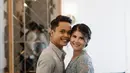 Pilihan Mitzi Abigail untuk hari pertunangannya dengan sang kekasih Anthony Sinisuka Ginting jatuh pada kebaya rancangan Fadlan Indonesia. Sebuah kebaya kutu baru yang klasik dengan detail double layer di bagian pinggul dan fringe. [Foto: Instagram/fadlan_indonesia]