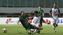 Gelandang PSMS Medan, Rachmad Hidayat, dijatuhkan striker PS Tira, Dimas Drajad, pada laga Liga 1 di Stadion Pakansari, Jawa Barat, Rabu (5/12). PSMS kalah 2-4 dari PS Tira. (Bola.com/Yoppy Renato)