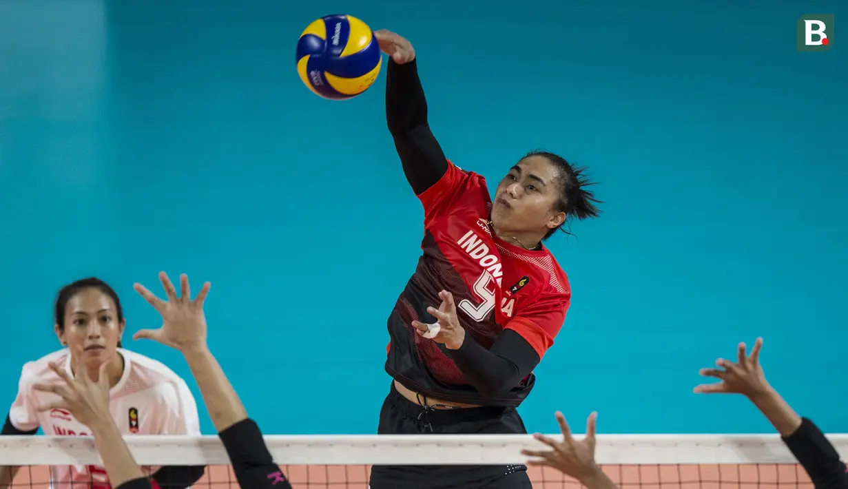 Pemain Voli Indonesia, Aprilia Santini Manganang, saat melawan Thailand pada laga Asian Games 2018 di Volley Indoor, GBK, Jakarta, Senin (27/8/2018). Indonesia kalah 1-3 dari Thailand. (Bola.com/Vitalis Yogi Trisna)