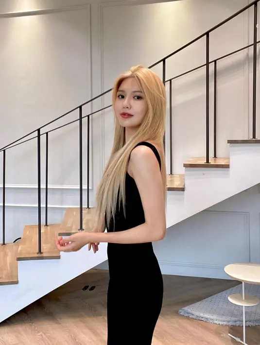 Pesona cantik Sooyoung Girls Generation ini memang langsung begitu menarik perhatian. Pasalnya, Idol dan aktris tersebut sudah lama tak mengubah warna rambutnya. (FOTO: instagram.com/sooyoungchoi)
