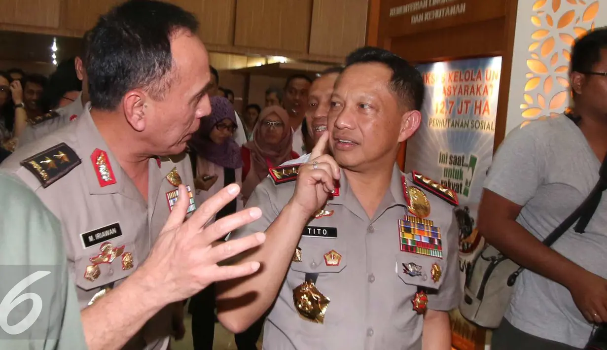 Kapolri Jenderal Tito Karnavian (kanan) usai melakukan rapat dengan Menteri LHK, Siti Nurbaya, Jakarta, Rabu (7/9). Kementerian LHK menggandeng Polri untuk mengatasi kejahatan kebakaran hutan dan lahan (Liputan6.com/Angga Yuniar) 