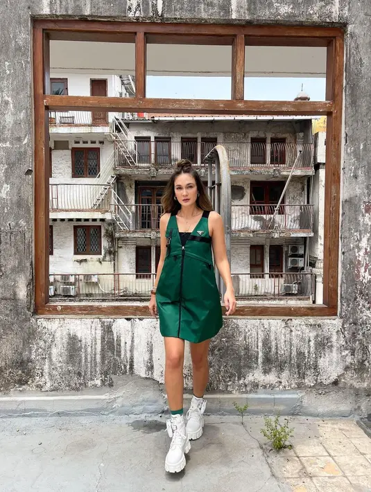 <p>Street style Luna Maya bisa jadi inspirasi outfit sehari-hari. Contohnya dengan memadukan utility dress dengan sepatu boots seperti Luna Maya. [Instagram/lunamaya]</p>