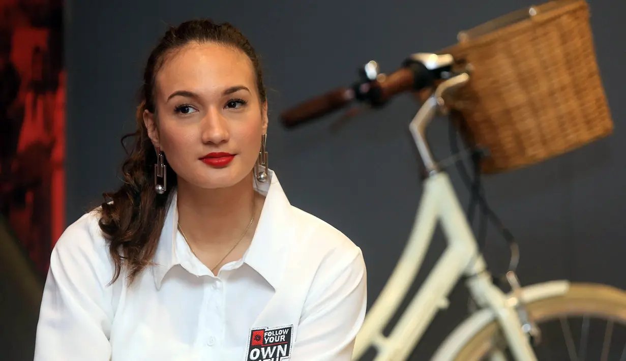 Meski perjalan yang ditempuh cukup ekstrem, pemain film Realita, Cinta dan Rock 'n Roll merasakan nyaman. Ia berangkat bersama dengan komunitas sepeda yang sama. Sering kali ia ketinggalan dengan teman-temannya. (Deki Prayoga/Bintang.com)