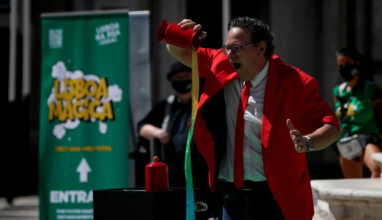 Seorang pesulap tampil dalam Festival Dunia Sulap Jalanan Lisbon di Lisbon, Portugal (25/8/2020). Festival Dunia Sulap Jalanan Lisbon kedelapan dimulai pada Selasa (25/8). (Xinhua/Pedro Fiuza)