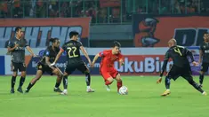 Pemain Persija Jakarta, Ryo Matsumura (tengah) berusaha melewati pemain Bhayangkara Presisi pada laga pekan ketiga BRI Liga 1 2023/2024 di Stadion Patriot Candrabhaga, Bekasi, Minggu (16/7/2023). Persija menang dengan skor 4-1. (Bola.com/M Iqbal Ichsan)