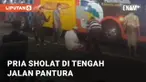 Diketahui, pria dari Gresik sholat di tengah jalan Pantura Manyar pada Kamis (10/08/2023). Pria tersebut kenakan atribut sholat lengkap beserta sajadah
