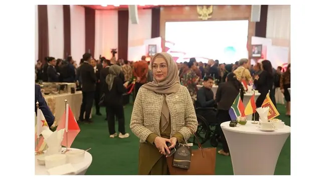 6 Fashion Ibu Pejabat ala Dina Lorenza, Sederhana dan Modis untuk Usia 50 Tahun