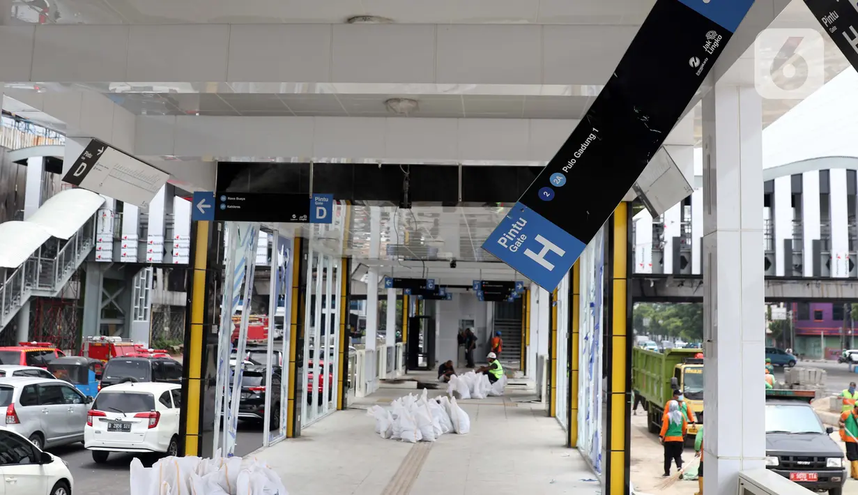 Kondisi halte transjakarta Senen yang masih tahap penyelesaian, Jakarta, Jumat (9/10/2020). Unjuk rasa menentang disahkannya Omnibus Law UU Cipta Kerja berujung aksi anarkis merusak berbagai fasilitas umum pada Kamis malam (8/10). (Liputan6.com/Helmi Fithriansyah)