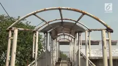 Jembatan Penyeberangan Orang (JPO) di kawasan Tanjung Priok rusak. Ironisnya, kondisi ini sudah lama terabaikan.