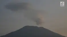 Hembusan asap putih dari kawah Gunung Agung terlihat dari Karangasem, Bali, Rabu (6/12). Pusat Vulkanologi dan Mitigasi Bencana Geologi (PVMBG) menyatakan Gunung Agung masih dalam status level IV atau awas. (Liputan6.com/Immanuel Antonius)