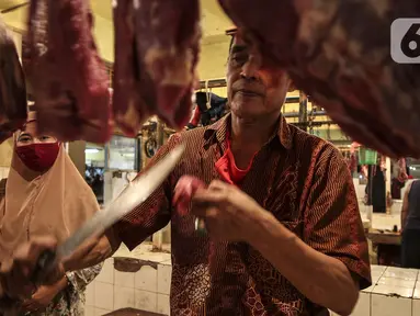 Pedagang daging melayani pembeli di Pasar Kebayoran Lama, Jakarta, Senin (3/5/2021). Pemerintah melalui Menteri Pertanian Syahrul Yasin Limpo menegaskan pihaknya siap melakukan intervensi jika stok daging langka dan terdapat lonjakan harga pada bulan Ramadan. (Liputan6.com/Johan Tallo)