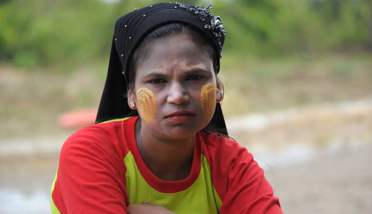 Seorang pengungsi Rohingya saat melakukan aktivitas di penampungan sementara Blang Adoe, Aceh Utara, Aceh, Rabu (27/4). Berbagai kecaman global menguat dikarenakan tidak jelasnya nasib mereka untuk bisa kembali di negara mereka. (Chaideer Mahyuddin / AFP)
