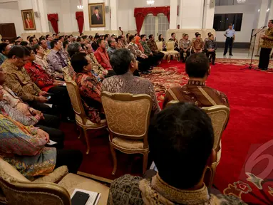 Presiden Jokowi (kanan) menyampaikan pidato pada acara pemberian penghargaan kepada pihak yang telah mendukung kelancaran tugas dan fungsi Kementerian Keuangan di Istana Negara, Jakarta, Rabu (20/5). (Liputan6.com/Faizal Fanani)