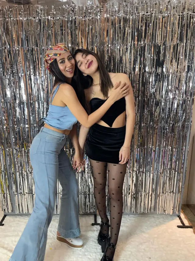 [Fimela] Potret penampilan istri Bimbim Slank