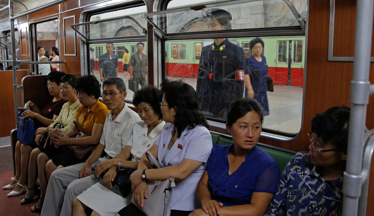 Para komuter turun dari kereta di stasiun kereta bawah tanah atau metro Pyongyang, 6 September 2018. Penduduk Korea Utara terbilang cukup pendiam ketika menyusuri perjalanan menggunakan kereta. (AFP / Ed JONES)