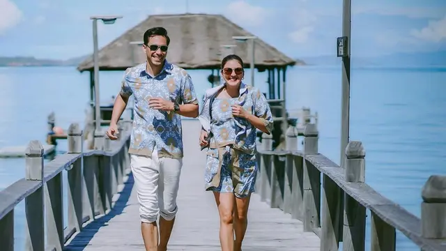 6 Potret Darius Sinathrya dan Donna Agnesia Pakai Baju Couple, Kompak Banget