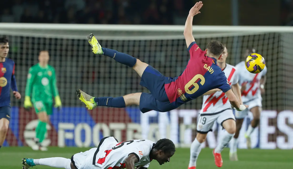Kemenangan ini membuat Barcelona berhasil menggusur posisi rival abadi mereka Real Madrid dari posisi pertama klasemen sementara. (AP Photo/Joan Monfort)