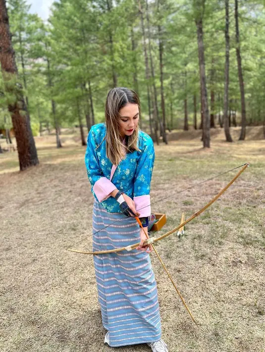 Tak ketinggalan, Luna Maya juga sempat mengenakan pakaian adat Bhutan, yakni Kira dan Toego.  [Foto: IG/lunamaya].