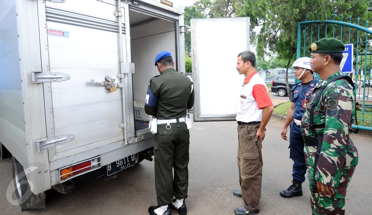 Personel TNI memeriksa isi kendaraan yang akan masuk kawasan Gelora Bung Karno, Jakarta, Senin (6/3). Pengamanan ini terkait pelaksanaan KTT IORA 2017 yang digelar di Jakarta Convention Center 5-7 Maret. (Liputan6.com/Helmi Fithriansyah)
