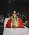 Laura Moane untuk pertama kalinya melenggang di runway JF3 2024. Ia mengenakan busana megah rancangan desainer Eko Tjandra. [Foto: Instagram/taufikifik]