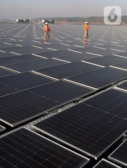 PLTS terapung di Waduk Cirata mampu memproduksi 245 juta kWh energi bersih per tahun dan dapat mengalirkan tegangan listrik lebih dari 50.000 rumah penduduk. (merdeka.com/Arie Basuki)