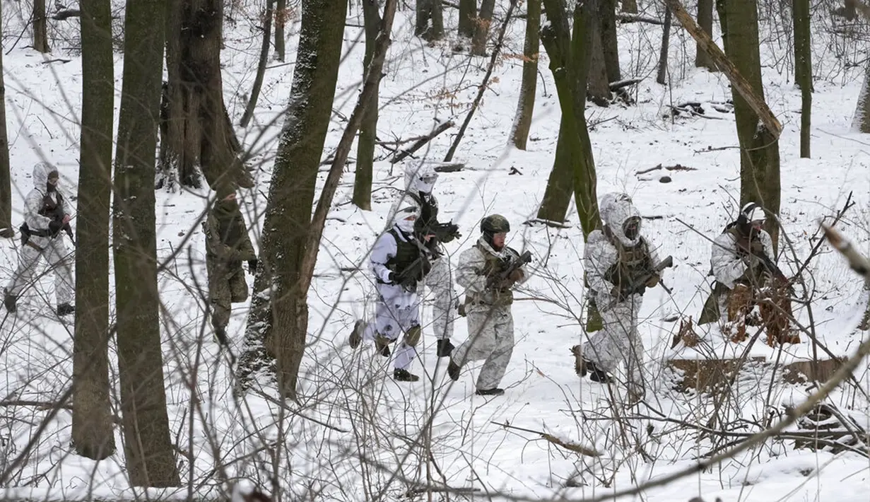 Anggota Pasukan Pertahanan Teritorial Ukraina, unit militer sukarelawan Angkatan Bersenjata, berlatih di taman kota di Kyiv, Ukraina, 22 Januari 2022. Puluhan warga sipil bergabung dengan tentara cadangan Ukraina dalam beberapa pekan terakhir di tengah ancaman invasi Rusia. (AP Photo/Efrem Lukatsky)