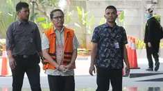 Kepala Bidang Perikanan Tangkap DKP Pemprov Kepri, Budi Hartono (tengah) tiba untuk menjalani pemeriksaan di Gedung KPK, Jakarta, Selasa (6/8/2019). Pemeriksaan dilakukan untuk mendalami kasus dugaan suap izin lokasi rencana reklamasi di wilayah Kepri Tahun 2018/2019. (merdeka.com/Dwi Narwoko)