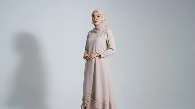Gamis A-Line dengan Detail Pleats (Lipit)