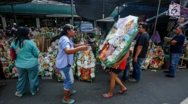Penjual membawa parsel yang telah selesai dihias untuk dijual dikawasan Cikini, Jakarta, Sabtu (17/6). Satu pekan jelang Idul Fitri 1438 H penjualan parcel mulai mengalami peningkatan. (Liputan6.com/Faizal Fanani)